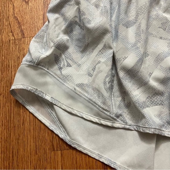 Lululemon Hotty Hot Short II *2.5" in Jasmine White Multi / White shorts size 8 - Picture 6 of 14